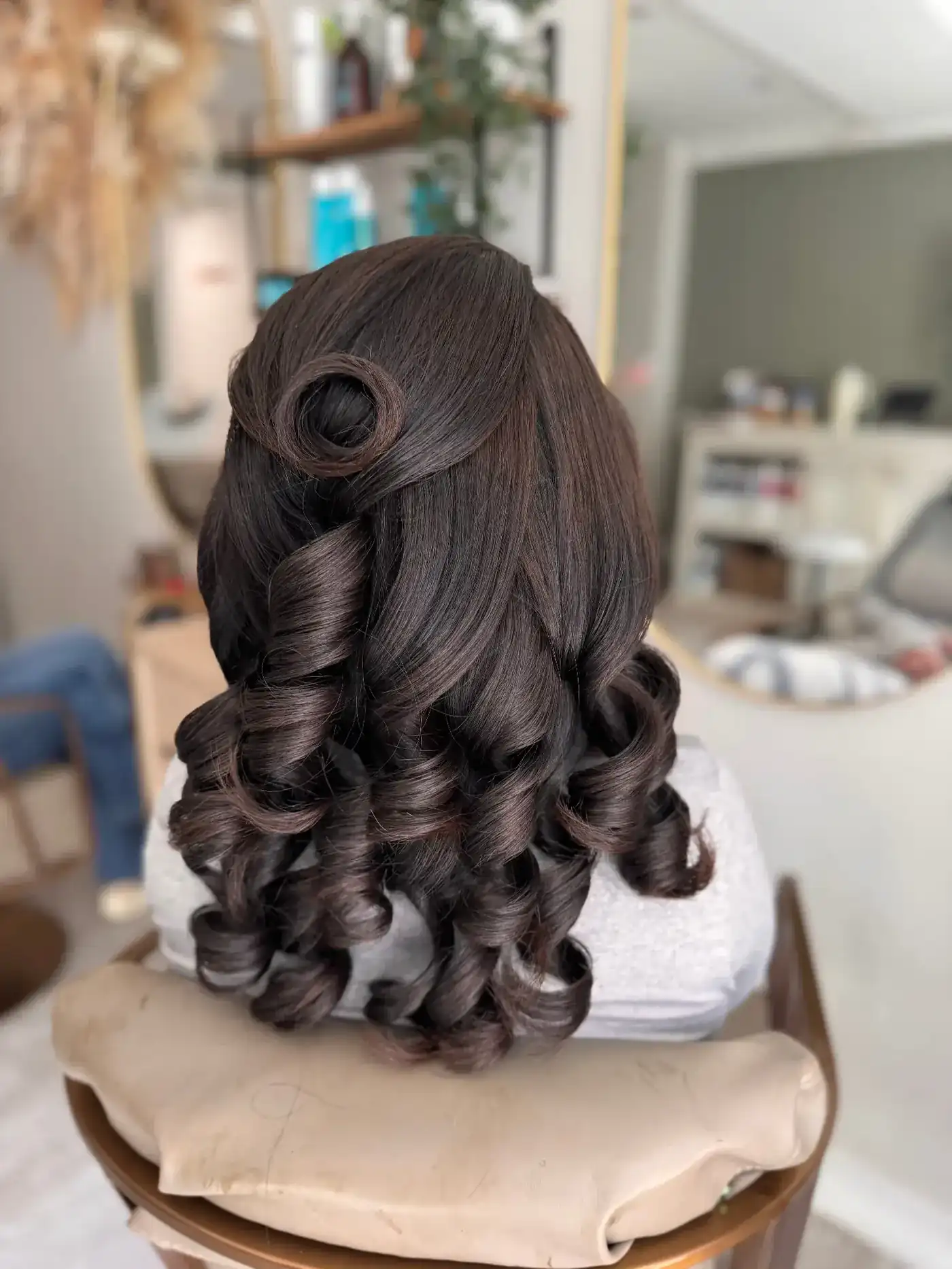 Bouncy blow dry on brunette hair